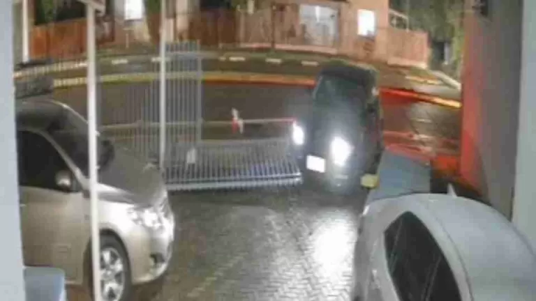 Câmera flagra BMW derrubando poste e atingindo condomínio em Toledo