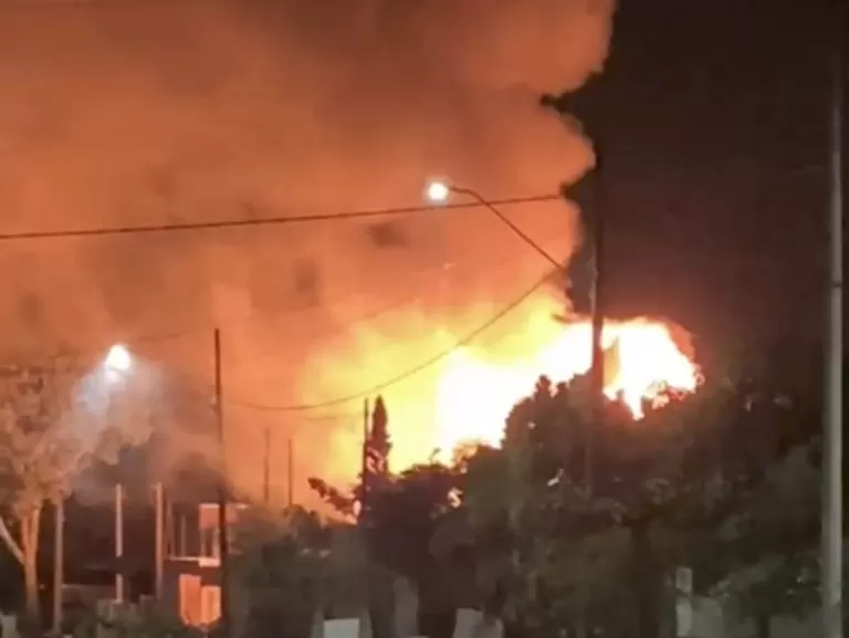 Incêndio destrói residência em Novo Sarandi e polícia apura possível ação criminosa