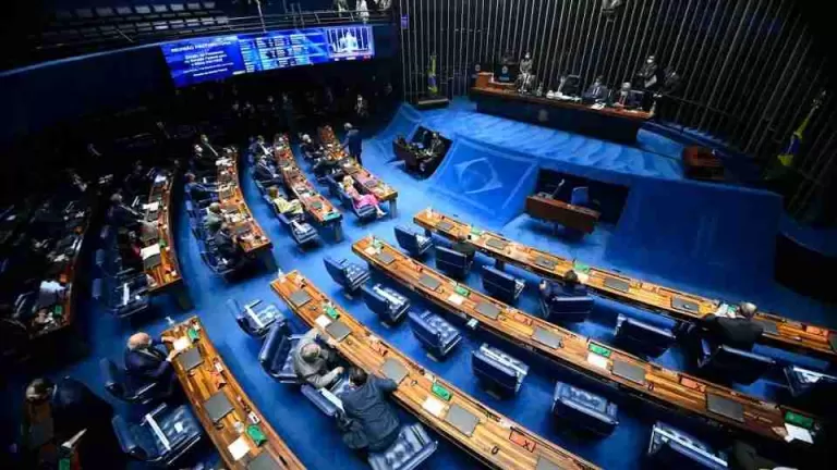 Senado muda regra de reajuste do magistério e fixa piso em R$ 5.130,63 para 2026