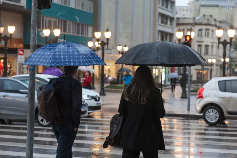 Vento, chuva e queda nas temperaturas: frente fria começa a atravessar o Paraná