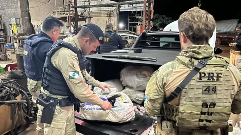 PRF e PM apreendem 2,3 toneladas de drogas em operação em Cascavel