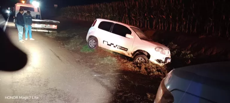 Jovem perde o controle, carro sai da pista e bate em barranco na PR-182 em Maripá