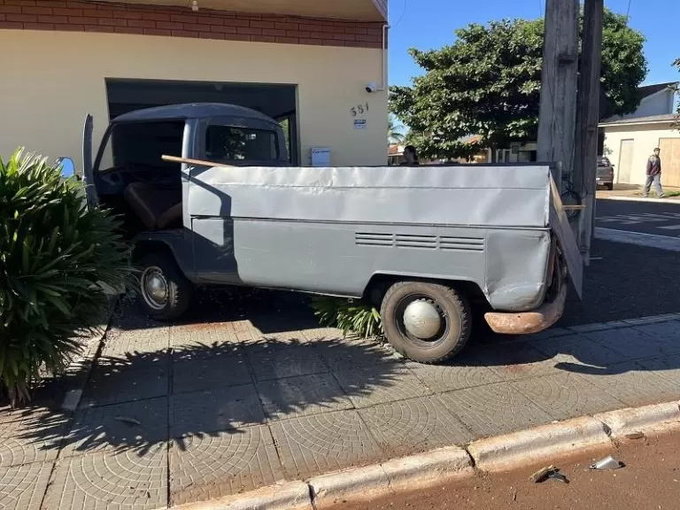 Kombi invade sala comercial após colisão no centro de Nova Santa Rosa