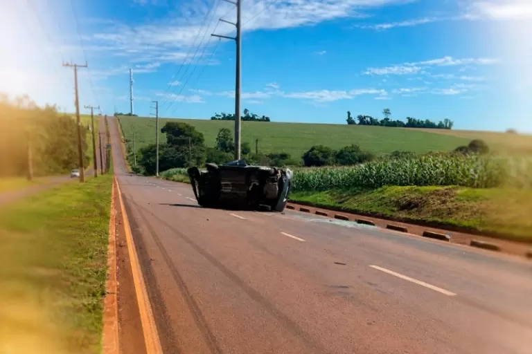 Veículo capota no trecho da PR-182 ao Frigorifico da C. Vale em Palotina