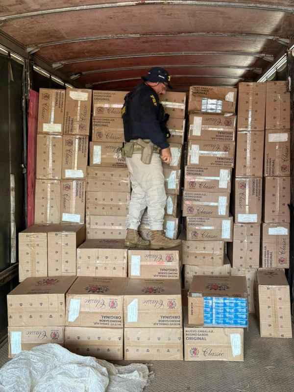 PRF apreende caminhão com 300 mil maços de cigarros em Marechal Rondon