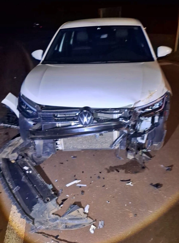 Batida entre Amarok e Virtus deixa motorista ferido na PR-182 em Maripá
