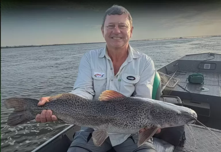 Pescador de Mercedes bate recorde nacional com captura de surubim manchado