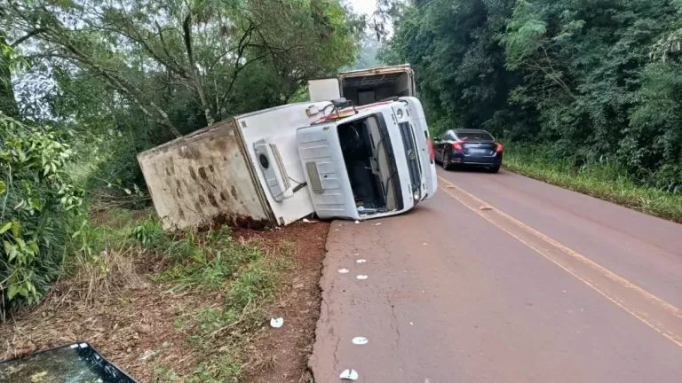 Caminhão carregado com carne tomba na rodovia entre Toledo e Vila Nova