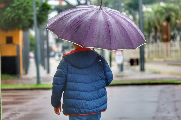 Chuva segue presente e deixa a quinta-feira úmida no Paraná