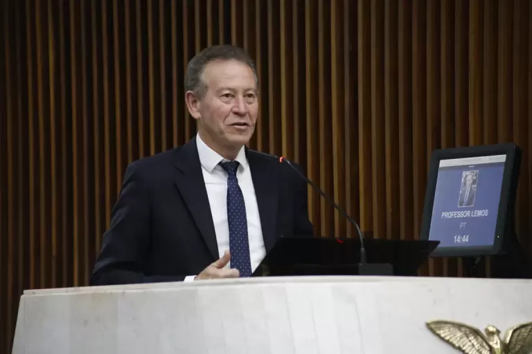 Deputado Professor Lemos cobra envio de projeto para corrigir carreira de servidores da educação no Paraná