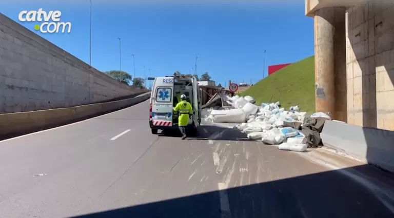 Carreta carregada com farinha de trigo tomba no Trevo Cataratas; veja o vídeo