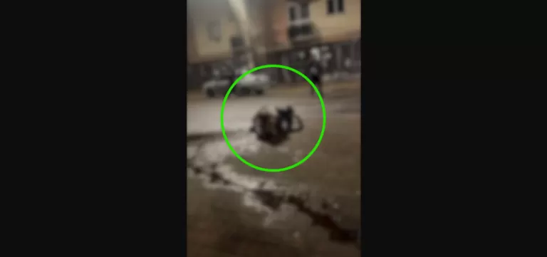 Mulheres vão parar na lama durante briga no Centro de Cascavel; veja o vídeo