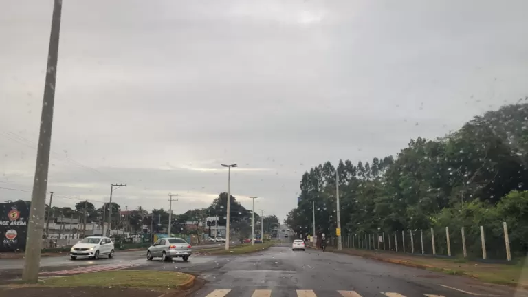Frente fria avança e espalha chuvas por várias regiões do Paraná nesta sexta-feira