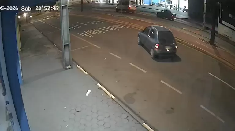 Condutor de carro furtado quase provoca acidente após cavalinho de pau no centro de Toledo; veja o vídeo