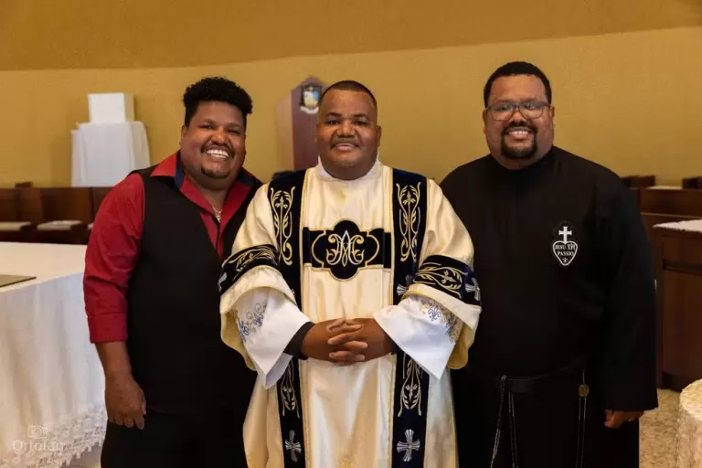 Irmãos são ordenados padres no mesmo dia, na igreja que cresceram frequentando, no Paraná: “Providência divina”