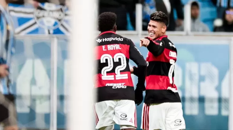 Flamengo vence o Grêmio na Arena e segue caça ao líder Palmeiras