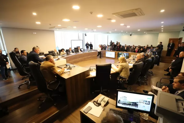 Conselho de Ética aprova suspensão de prerrogativas e perda de mandato do deputado Renato Freitas