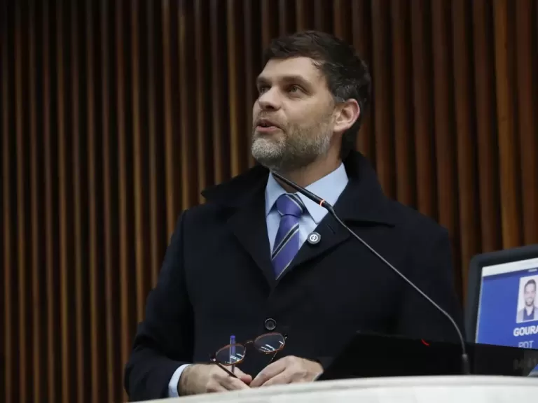 Dia dos Pais e Mães Surdos reforça políticas de inclusão e dignidade para a comunidade surda