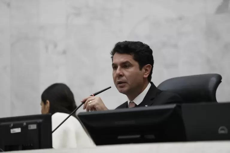 Projeto de lei apresentado na Assembleia prevê a criação do Banco de Ração e da Farmácia Popular Veterinária do Paraná