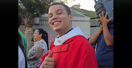 Padre zueiro viraliza nas redes sociais de jovens fiéis no Paraná