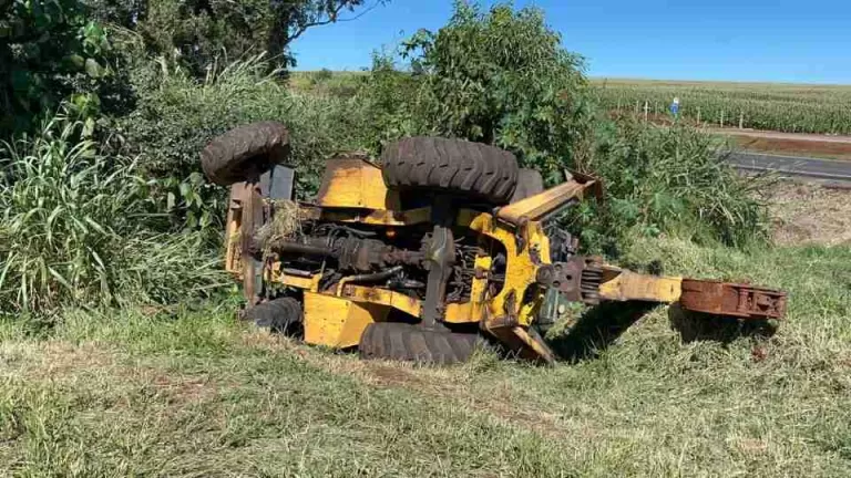Retroescavadeira tomba às margens da BR-163 durante serviço de roçada