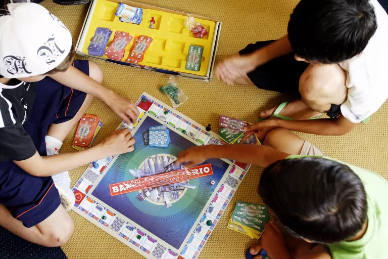 Parte do IR devido pode ir para projetos sociais de crianças e adolescentes no Paraná