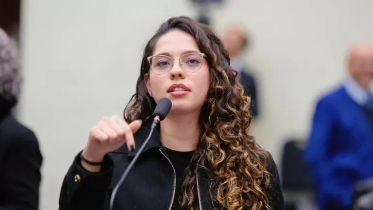 Deputada Ana Júlia questiona ANEEL sobre reajuste da Copel e aponta queda na qualidade do serviço no Paraná