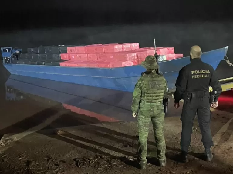 Barco com carga milionária de cigarros é apreendido em Guaíra