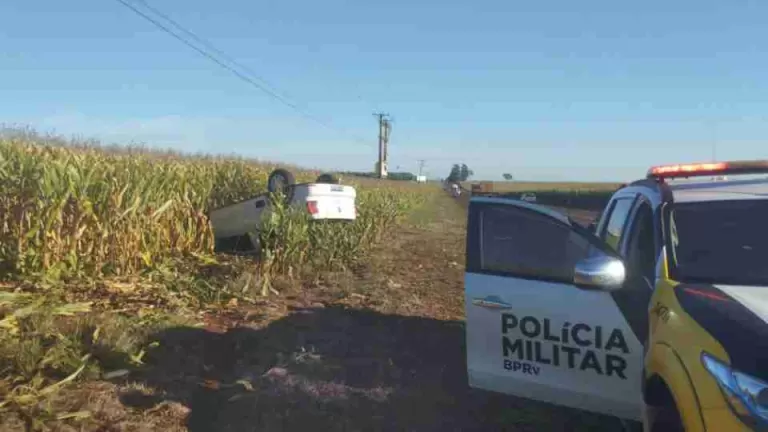 Picape capota e é encontrada abandonada em lavoura às margens da PR-182