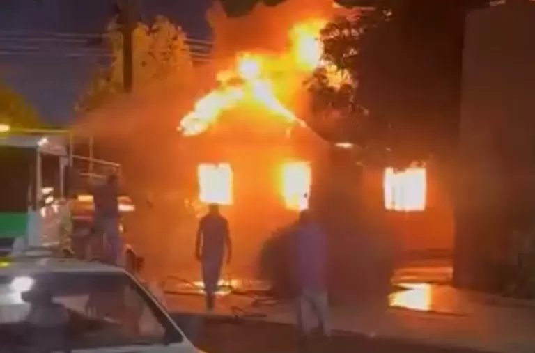 Incêndio destrói residência em Entre Rios do Oeste