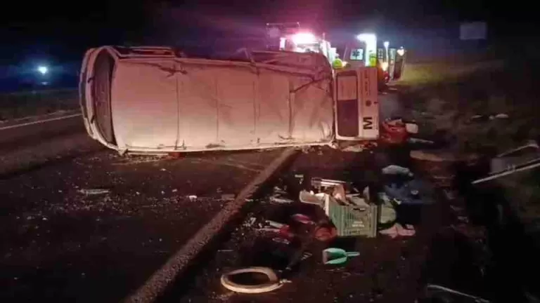 Kombi com trabalhadores tomba na BR-163 e deixa três feridos