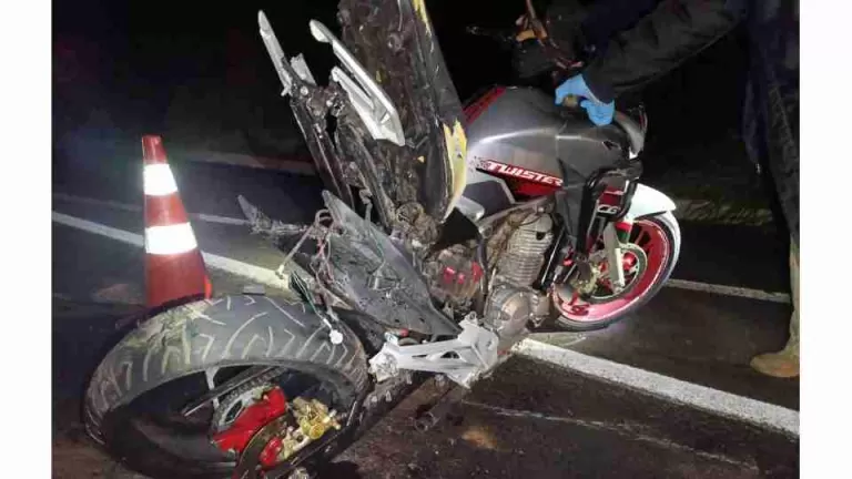 Motociclista morre após ser atingido por carro na BR-376; veículo pega fogo após acidente
