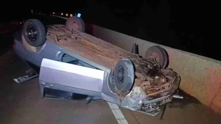 Homem fica ferido após capotar carro sobre ponte na PR-317