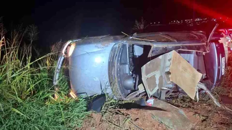 Cinco pessoas ficam feridas após carro capotar na PR-182; três vítimas estão em estado grave