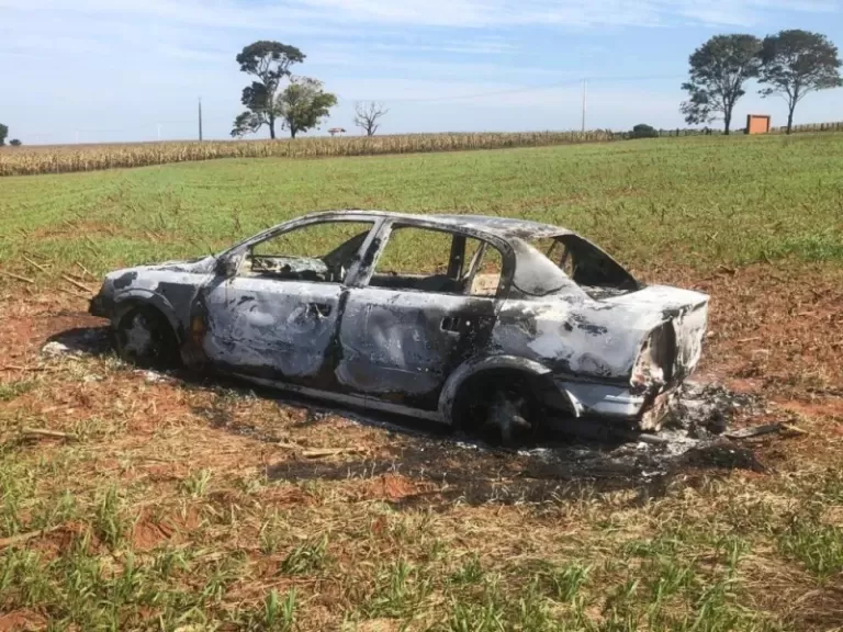 Carro é encontrado incendiado em Terra Roxa e polícia suspeita que veículo foi usado em homicídio