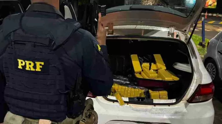 PRF apreende 123 quilos de maconha e 3 mil maços de cigarros em menos de 10 minutos na BR-277