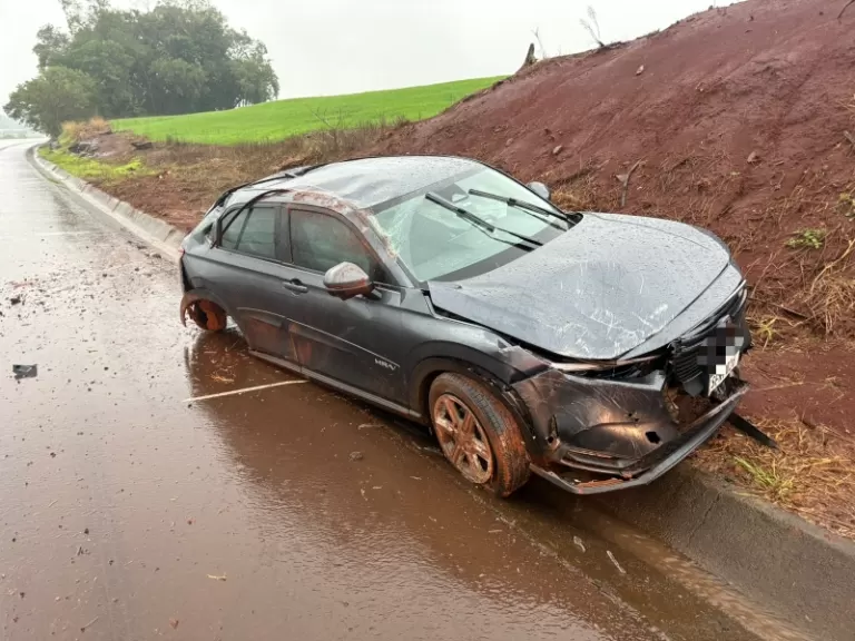 Veículo capota após atingir barranco na BR-163 em Mercedes