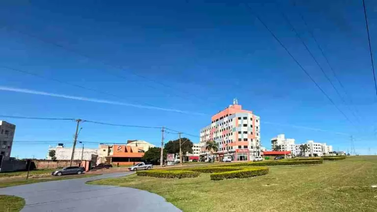 Rastro branco no céu chama atenção em Cascavel