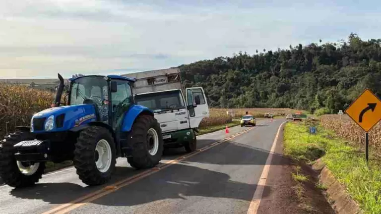 Caminhão com placas de Marechal Rondon carregado com suínos para sobre a PR-317 e mobiliza operação em Toledo