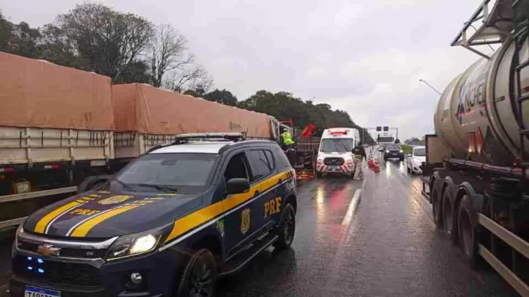 Batida entre caminhões deixa uma pessoa morta na BR-277
