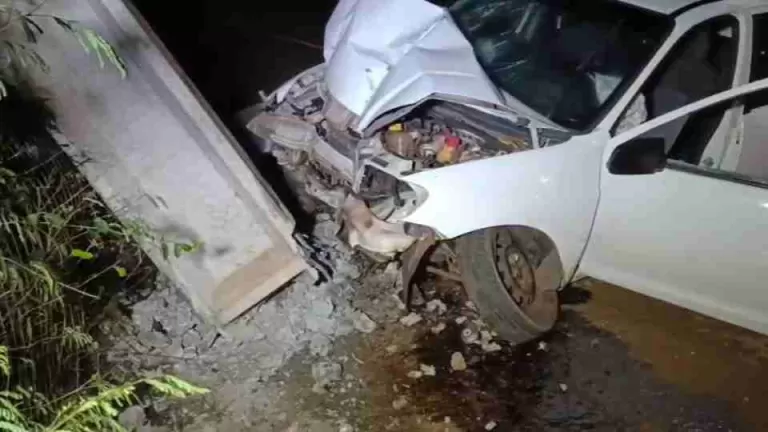 Motorista fica ferido após carro destruir poste e atravessar rotatória na saída de Toledo para a BR-163