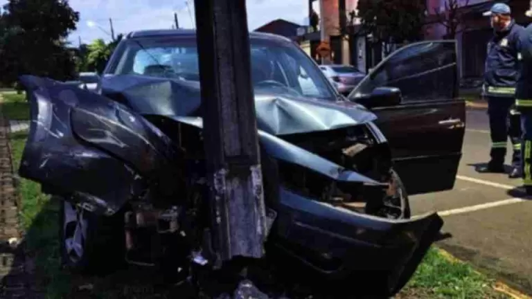 Motorista perde controle e bate contra poste em Santa Helena