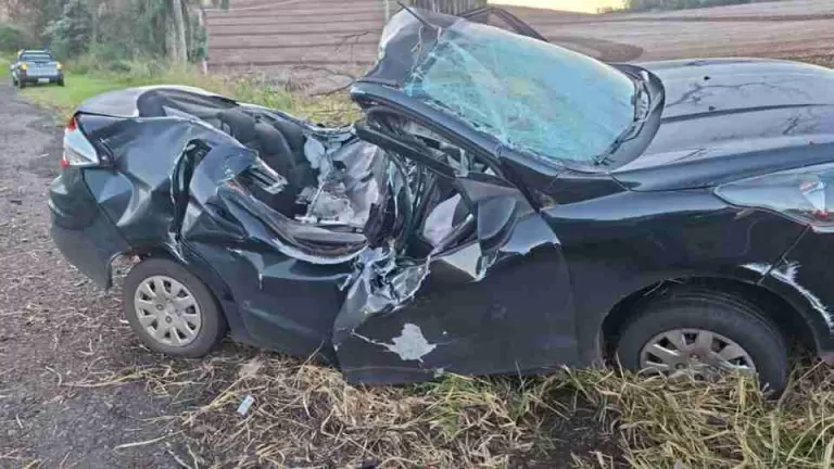 Batida destrói teto de carro, que fica parecendo um conversível na BR-158