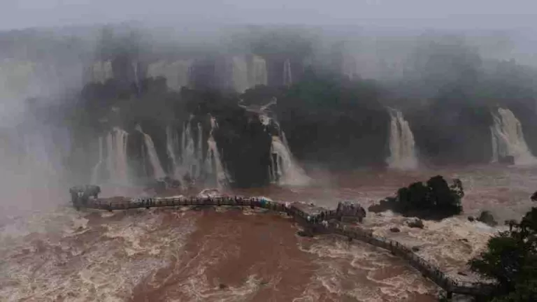 Garganta do Diabo é fechada após aumento da vazão do Rio Iguaçu
