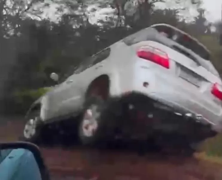 Caminhonete sai da pista e cai em canaleta da BR-163 em Mercedes