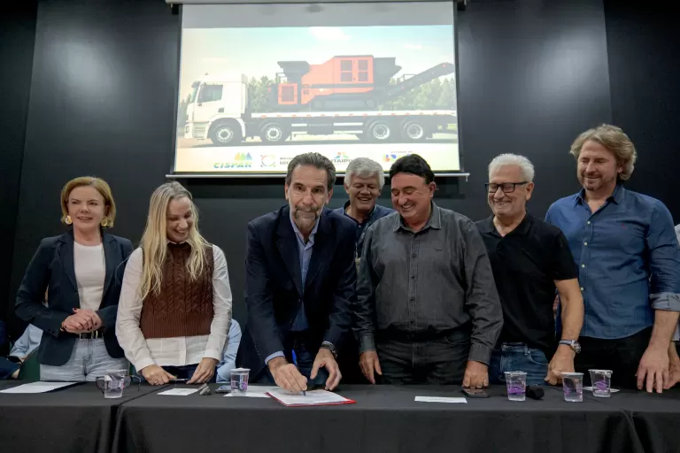 Itaipu assina convênio para fortalecer política de resíduos sólidos e coleta de reciclável no Médio Noroeste do PR