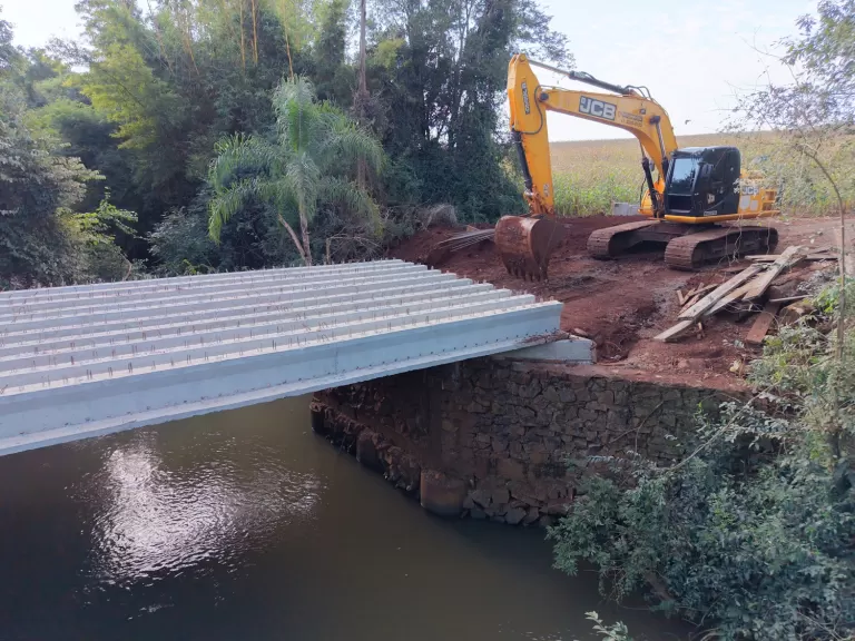 Nova ponte entre Mercedes e Marechal Rondon ganha vigas de concreto