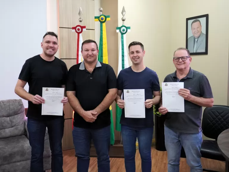 Prefeito de Mercedes oficializa mudanças na equipe de governo e reduz número de secretários