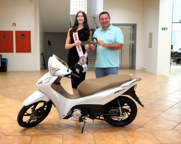 Miss Mercedes recebe Honda Biz 0 quilômetro pela conquista do título