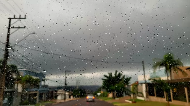 Chuva continua no Paraná, mas sol também aparece em algumas regiões nesta terça-feira